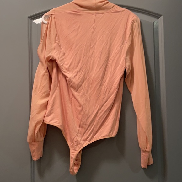 Bebe Blush Color V neck drop neck  Slit Arm Bodysuit Medium - Picture 4 of 4